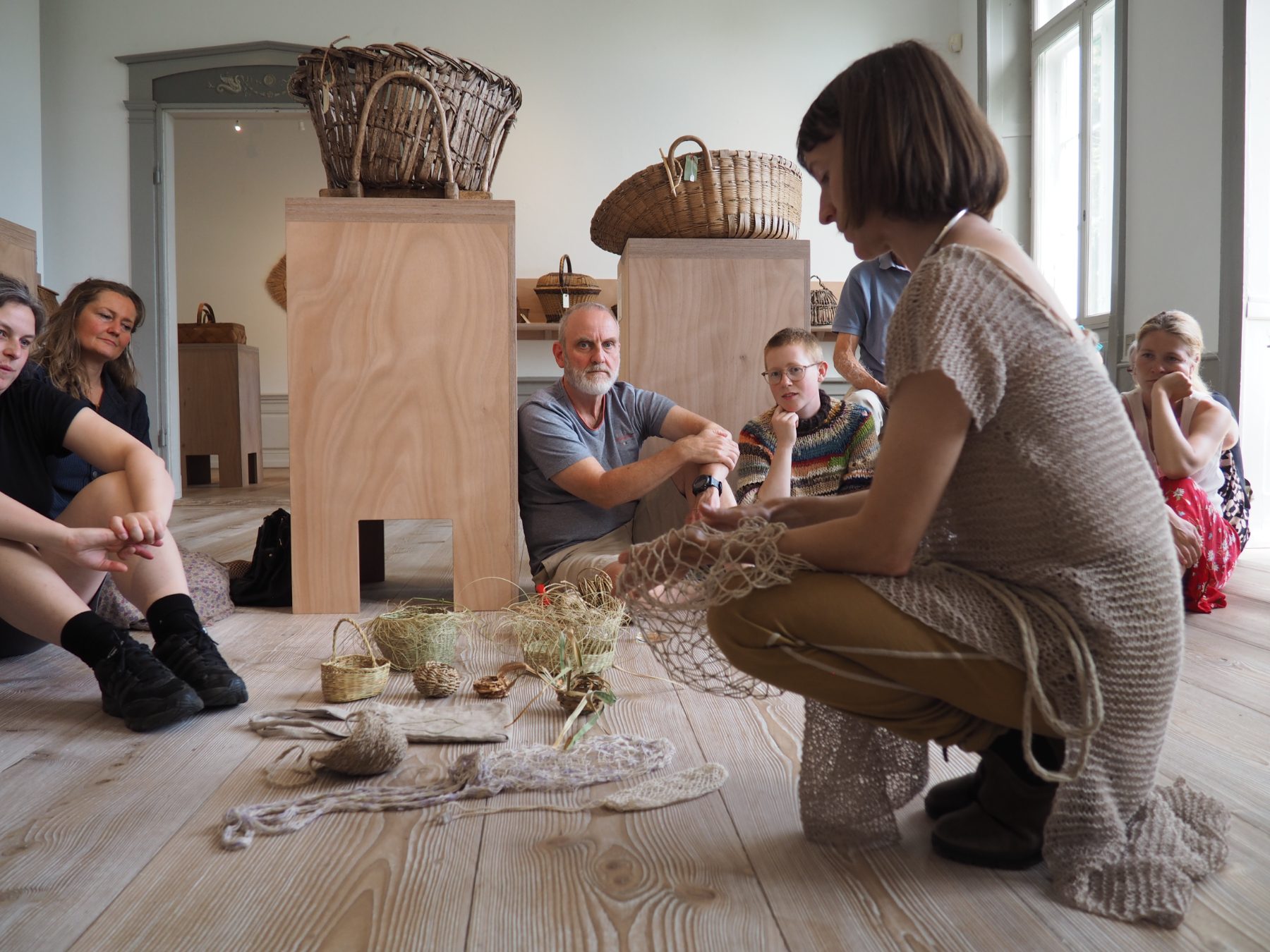 Deltagere fletter kurve af sankede planter